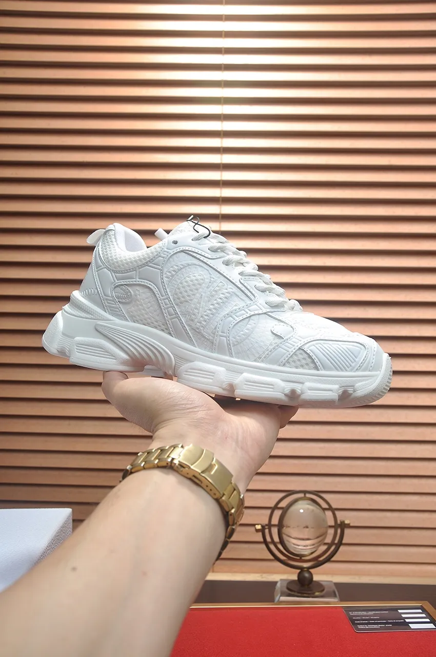 Men's shoes 💰: 640💶 (couples model) Brand: Dior (Dior) Standard code: Women's code 35-40. Men's code 38-44 (45 customized) Grade: Same as the official website Material: Top-quality original cowhide stitching Original wear-resistant and lightweight outsole Style category: Fashionable casual shoes Distinguished luxury brand elements top luxury Color: Actual picture color